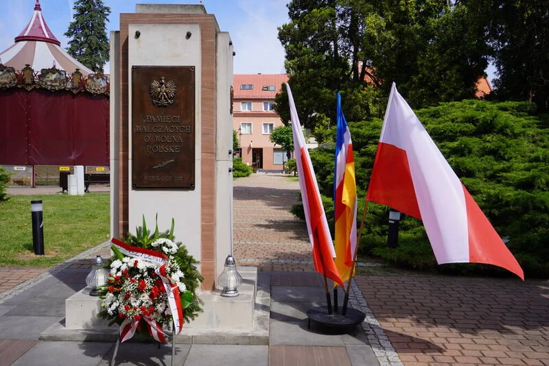 104. rocznica powrotu Żor do Polski. Kwiaty pod pomnikiem na Rynku / fot. UM Żory