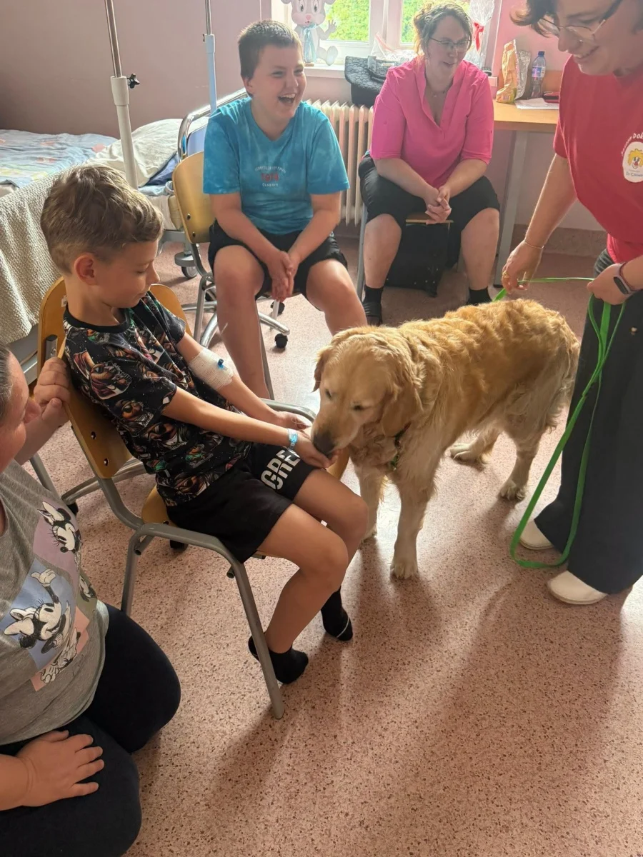 Czworonożni terapeuci odwiedzili dzieci w rudzkim szpitalu / fot. rudzki szpital