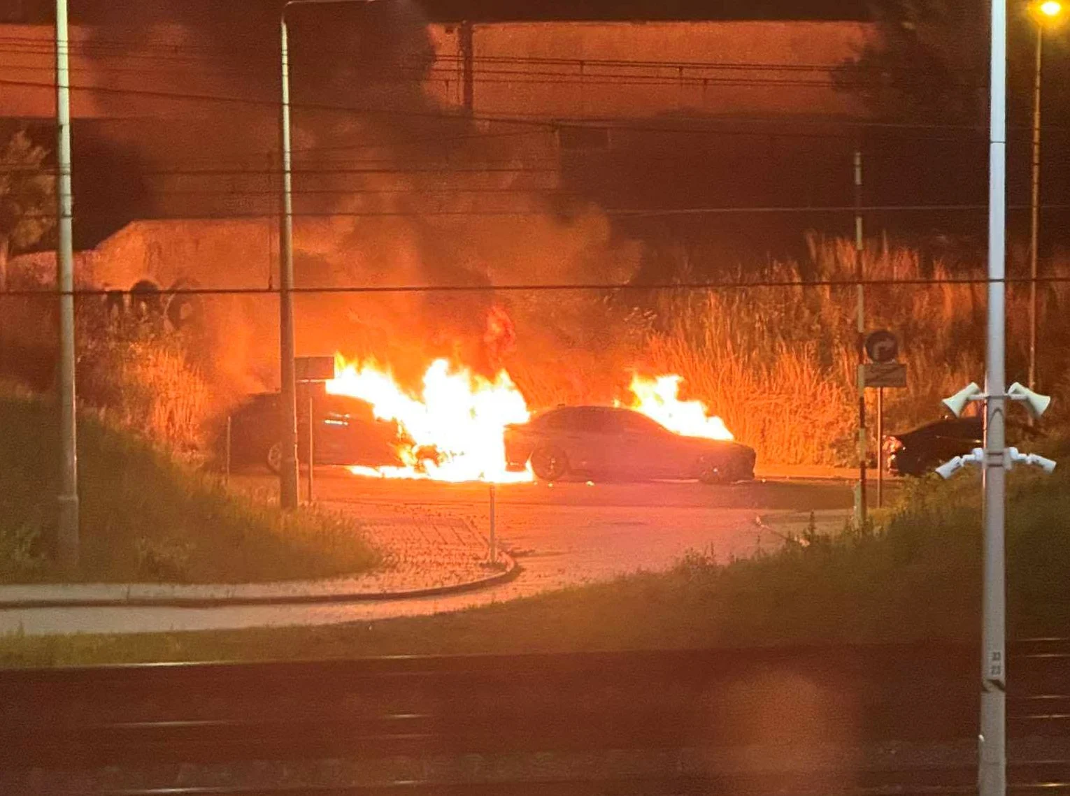 Dwa luksusowe auta spłonęły nocą przy ul. Lompy. Policja wyjaśnia sprawę