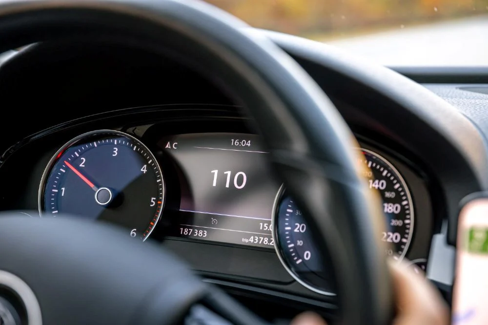 Auto ma duży przebieg? Co warto wymienić, żeby jeździło spokojniej