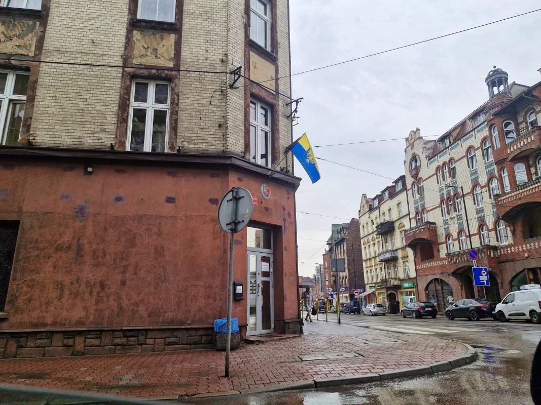 Świętochłowice świętują Dziyń Ślōnskij Fany. Flagi zawisły na budynkach