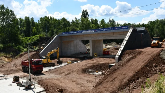 Gigantyczny wiadukt nasunięty na trasę N-S. Waży ponad 5 tysięcy ton