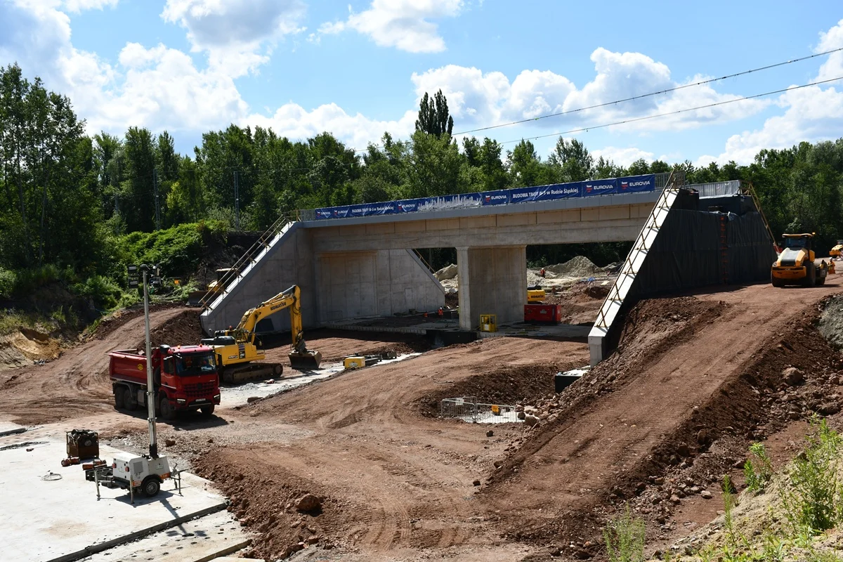 Gigantyczny wiadukt nasunięty na trasę N-S. Waży ponad 5 tysięcy ton