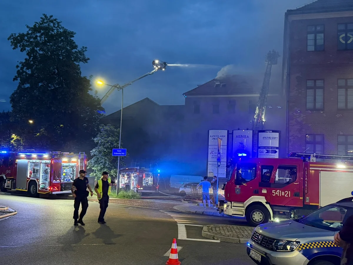 Wielki pożar w centrum Chorzowa. 24 zastępy walczą z ogniem