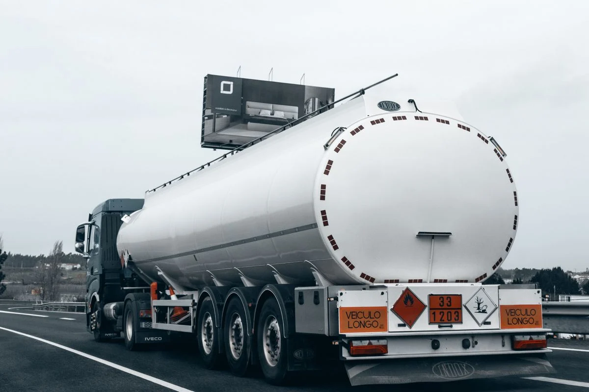 Jak wygląda transport ADR? Zasady przewozu materiałów niebezpiecznych krok po kroku