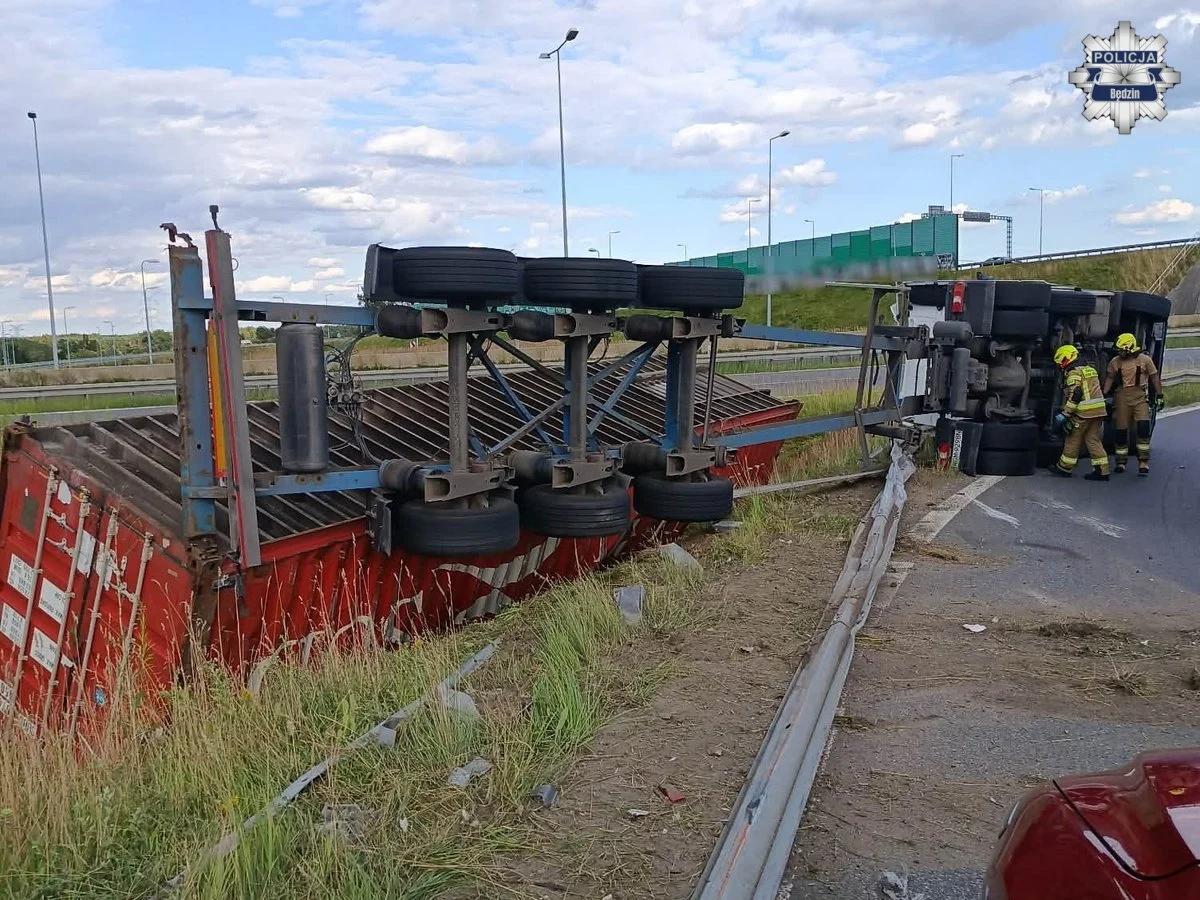 Groźny wypadek na węźle DK78 i DK91. Policjant wybił szybę i ruszył na pomoc