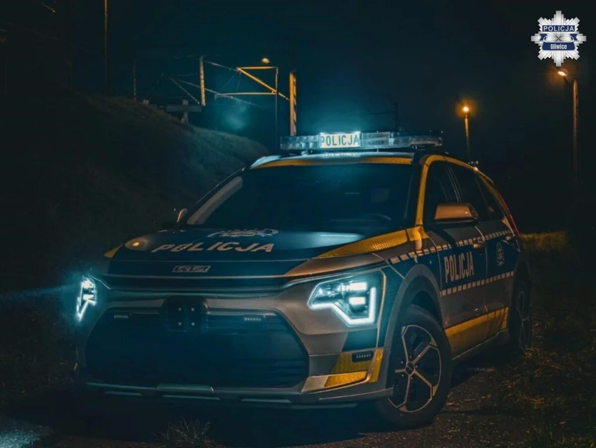 Dramatyczne poszukiwania w Gliwicach. Mężczyznę znaleziono w samochodzie wśród zarośli