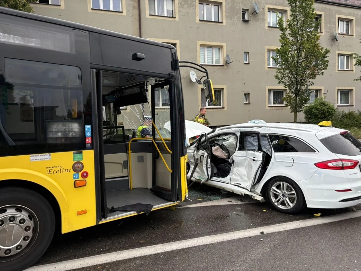 Groźny wypadek w Gliwicach. Taksówka zderzyła się z autobusem, dwie osoby w szpitalu