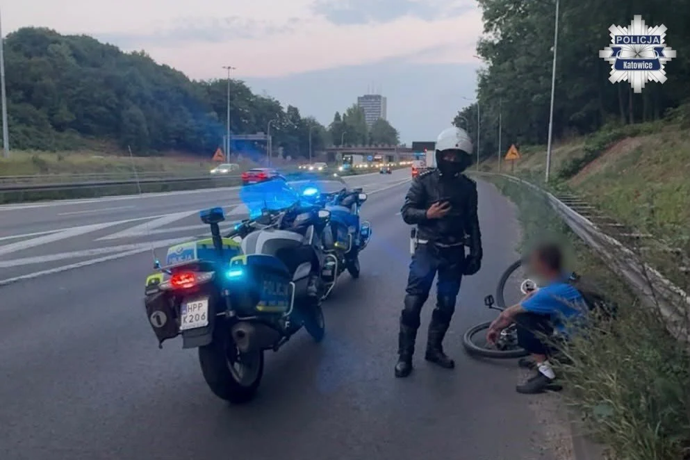 Pijany rowerzysta na autostradzie A4. Katowiccy policjanci przerwali skrajnie niebezpieczną jazdę