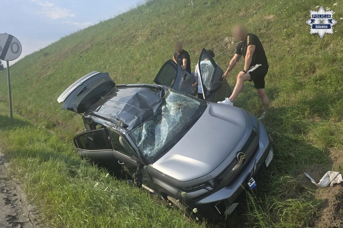 Cztery osoby w aucie, które wpadło do rowu. Pomogli policjanci z Katowic
