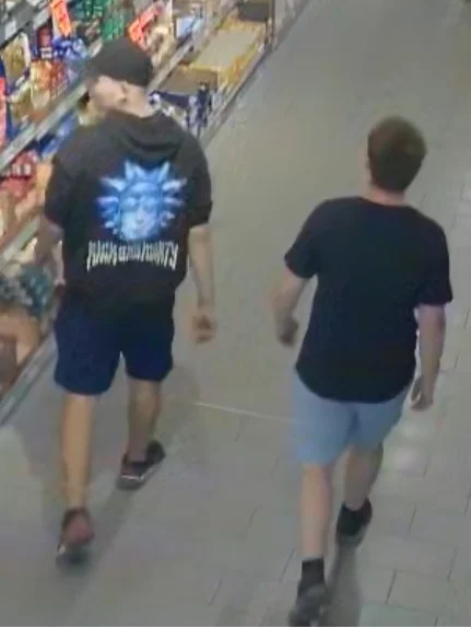 Kradzież alkoholu i przemoc wobec ochroniarza. Policja szuka tych mężczyzn / fot. KMP Katowice