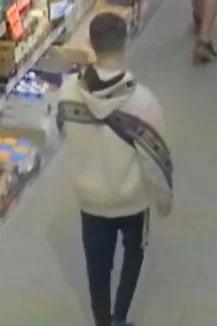 Kradzież alkoholu i przemoc wobec ochroniarza. Policja szuka tych mężczyzn / fot. KMP Katowice