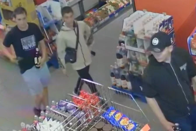Kradzież alkoholu i przemoc wobec ochroniarza. Policja szuka tych mężczyzn