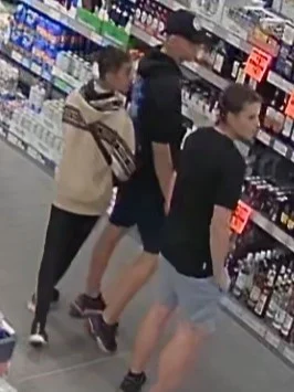 Kradzież alkoholu i przemoc wobec ochroniarza. Policja szuka tych mężczyzn / fot. KMP Katowice