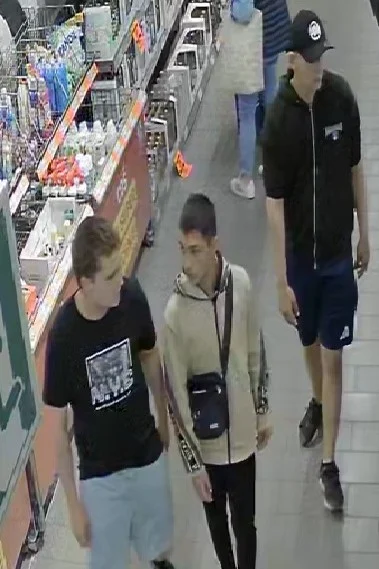 Kradzież alkoholu i przemoc wobec ochroniarza. Policja szuka tych mężczyzn / fot. KMP Katowice