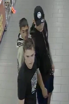 Kradzież alkoholu i przemoc wobec ochroniarza. Policja szuka tych mężczyzn / fot. KMP Katowice