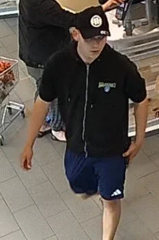 Kradzież alkoholu i przemoc wobec ochroniarza. Policja szuka tych mężczyzn / fot. KMP Katowice