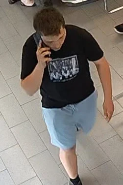 Kradzież alkoholu i przemoc wobec ochroniarza. Policja szuka tych mężczyzn / fot. KMP Katowice