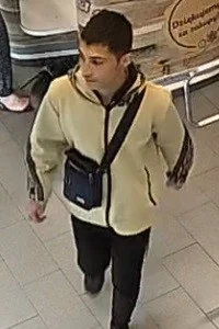 Kradzież alkoholu i przemoc wobec ochroniarza. Policja szuka tych mężczyzn / fot. KMP Katowice