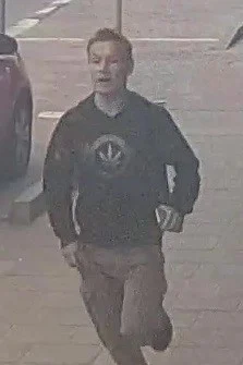 Kradzież alkoholu i przemoc wobec ochroniarza. Policja szuka tych mężczyzn / fot. KMP Katowice