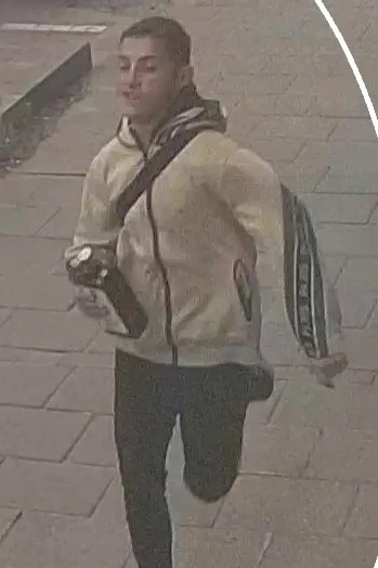 Kradzież alkoholu i przemoc wobec ochroniarza. Policja szuka tych mężczyzn / fot. KMP Katowice