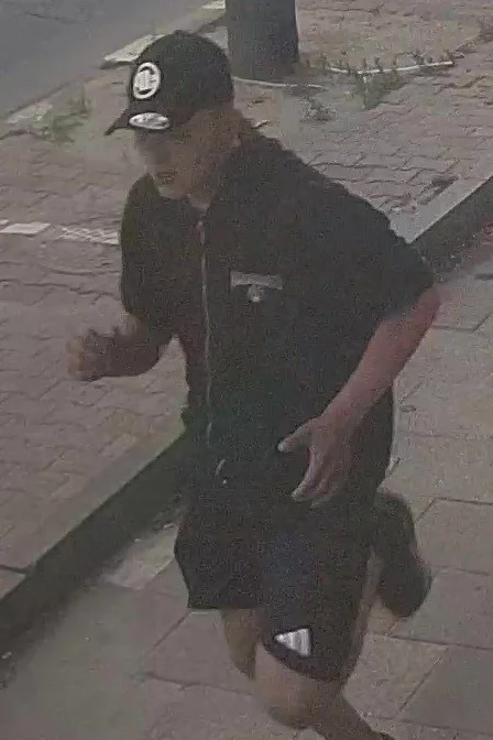 Kradzież alkoholu i przemoc wobec ochroniarza. Policja szuka tych mężczyzn / fot. KMP Katowice