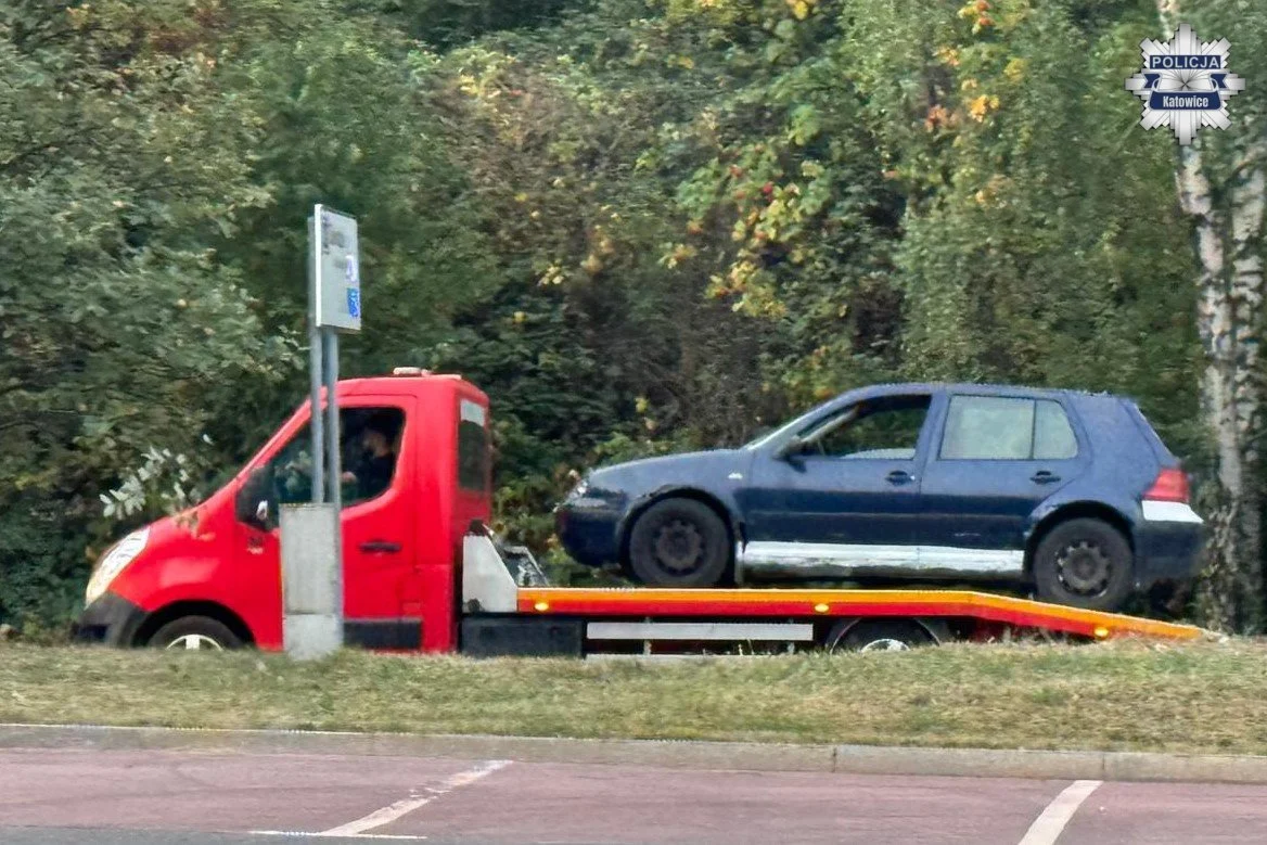 Osiem osób w Volkswagenie w Katowicach. Dwóch pasażerów jechało w bagażniku / fot. KMP Katowice