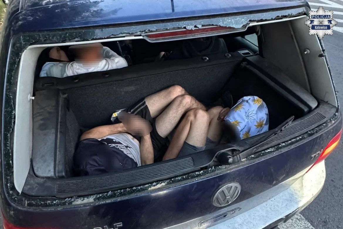 Osiem osób w Volkswagenie w Katowicach. Dwóch pasażerów jechało w bagażniku