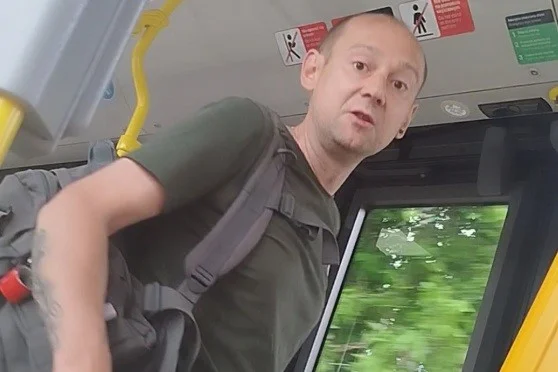 Policja szuka tego mężczyzny. Chodzi o zdarzenie w autobusie w Katowicach