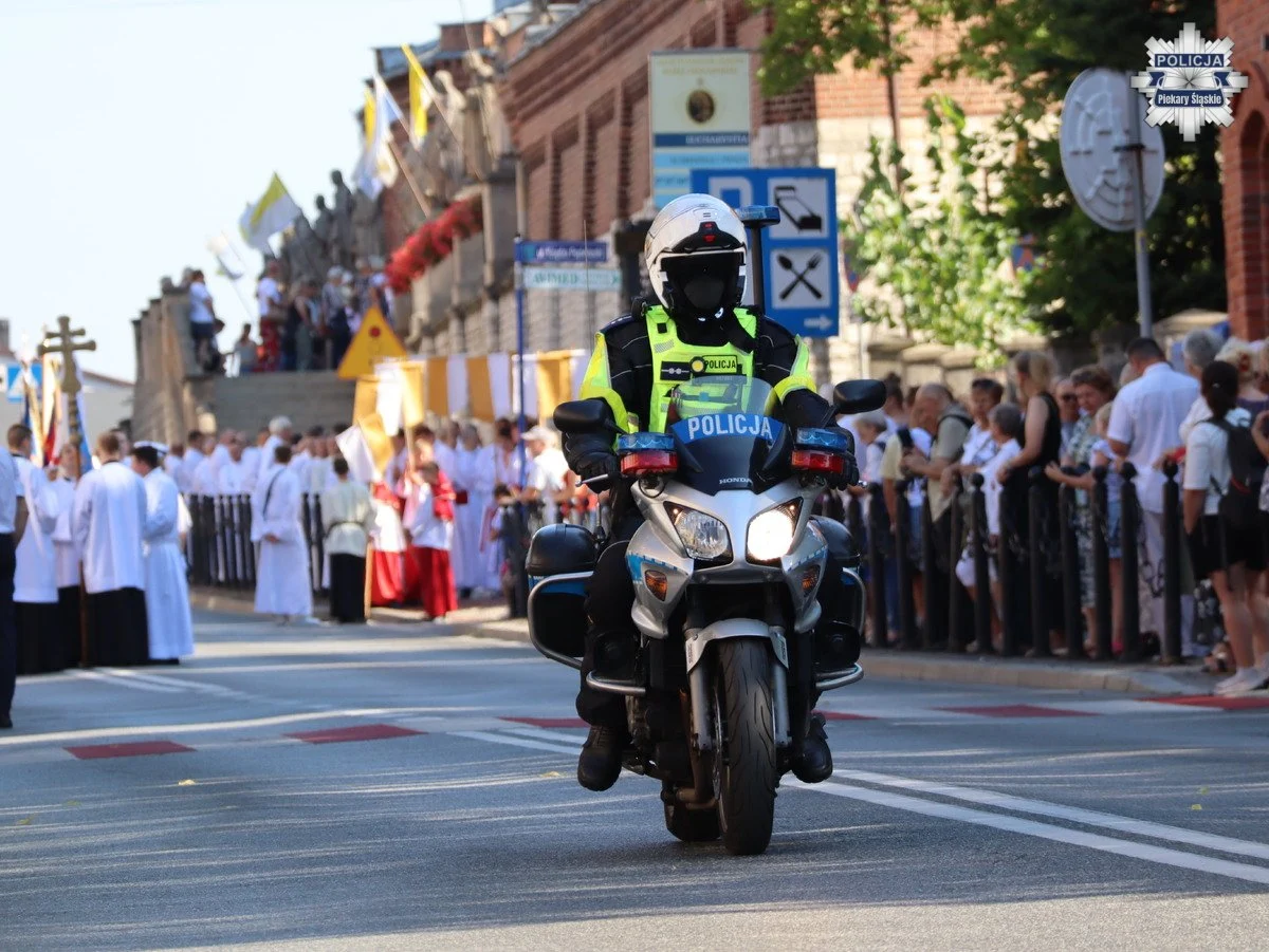 Tysiące pielgrzymów w Piekarach Śląskich. Policjanci zabezpieczali wydarzenie