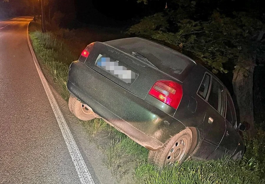 Pijany 36-latek wjechał samochodem do rowu w Raciborzu. Nie miał prawa jazdy