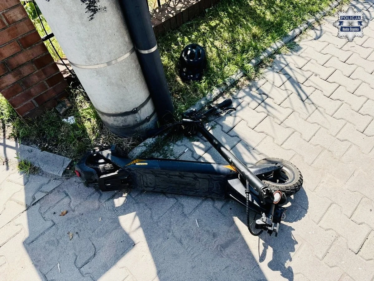 Dwaj nastolatkowie na jednej hulajnodze uderzyli w auto w Bielszowicach