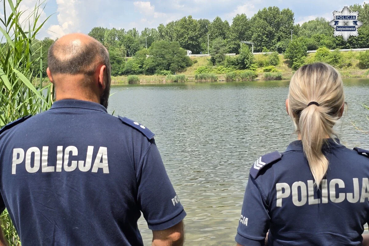 „Bilet na basen zamiast mandatu” – kolejna odsłona wakacyjnej akcji świętochłowickich policjantów