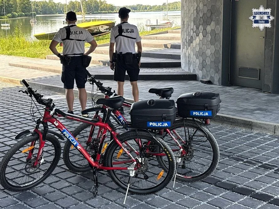 Więcej policjantów nad jeziorem Paprocany. Patrolują wodę i alejki