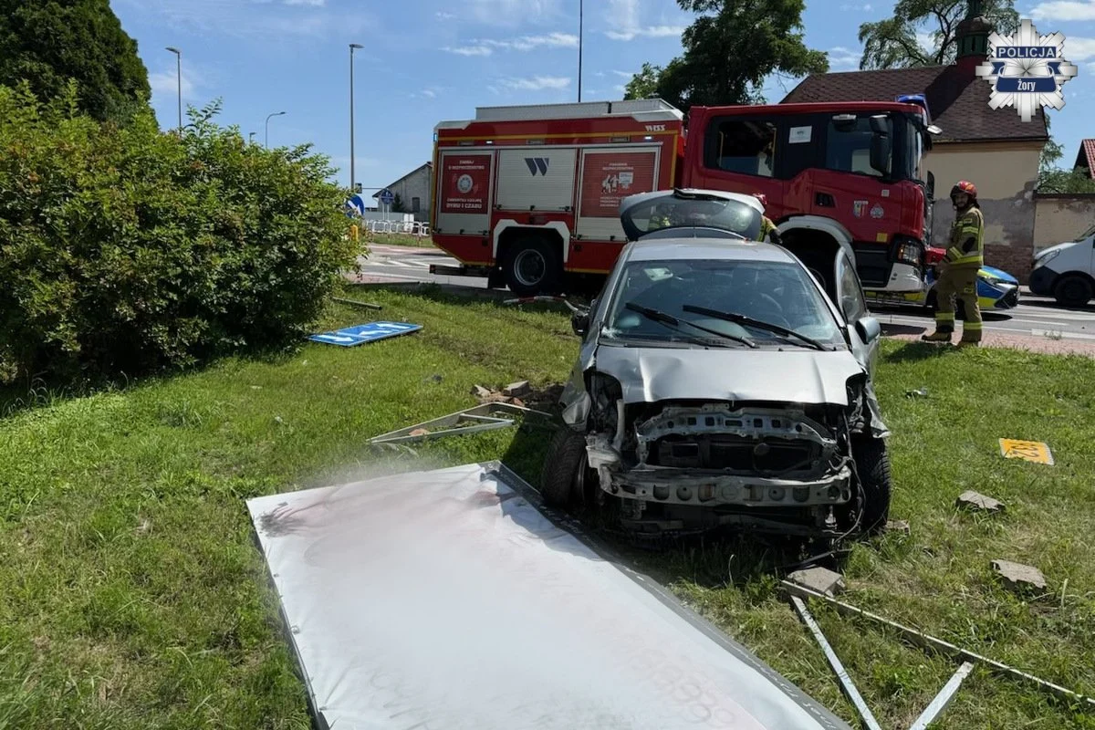 Uderzyła w Kię i ogrodzenie na Wodzisławskiej. Kolizja w Żorach