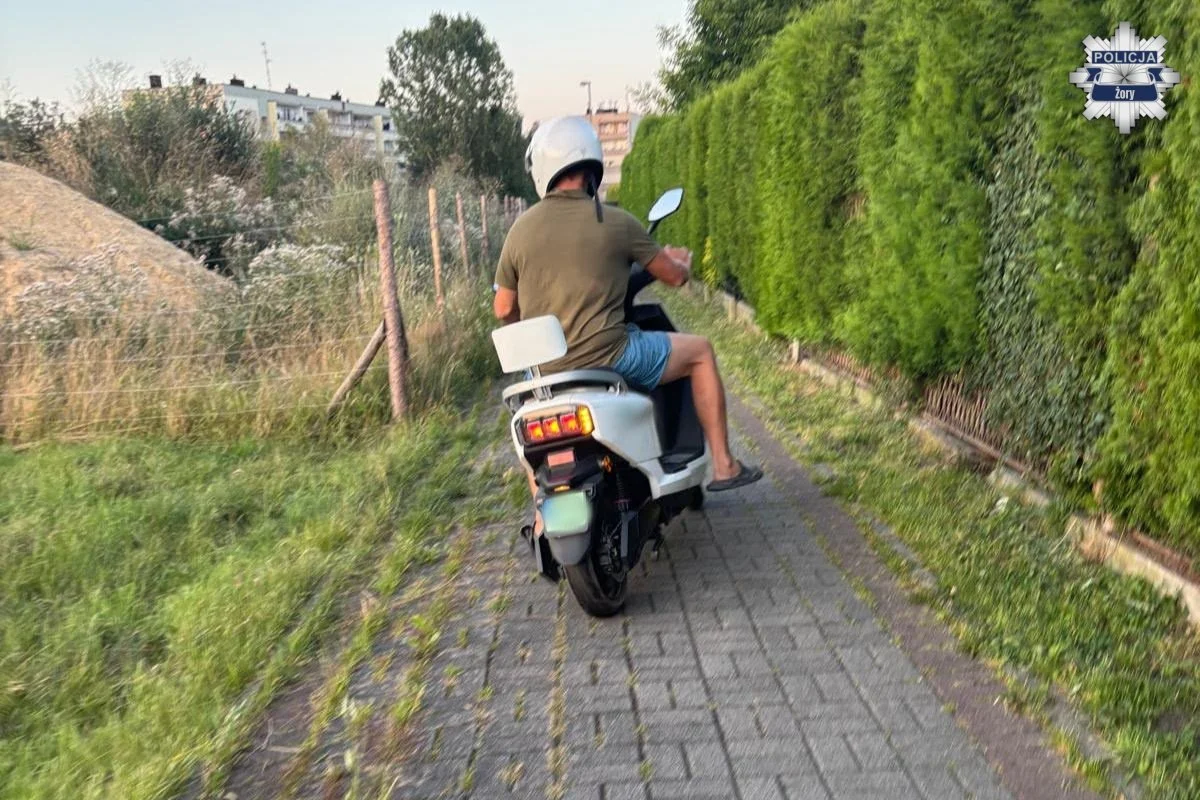 Szarżował motorowerem po chodniku w Żorach. Zatrzymał go policjant po służbie