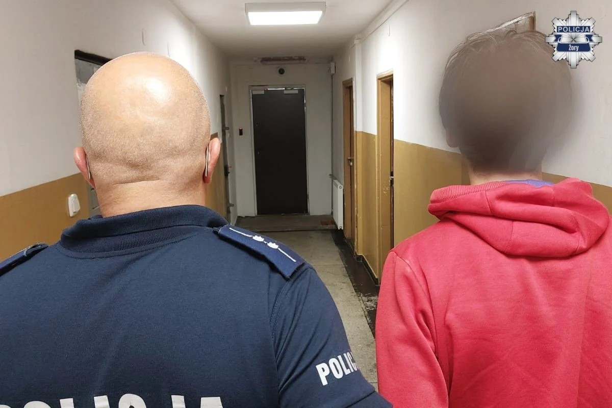 Zdenerwował się na widok radiowozu. 18-latek wpadł z narkotykami