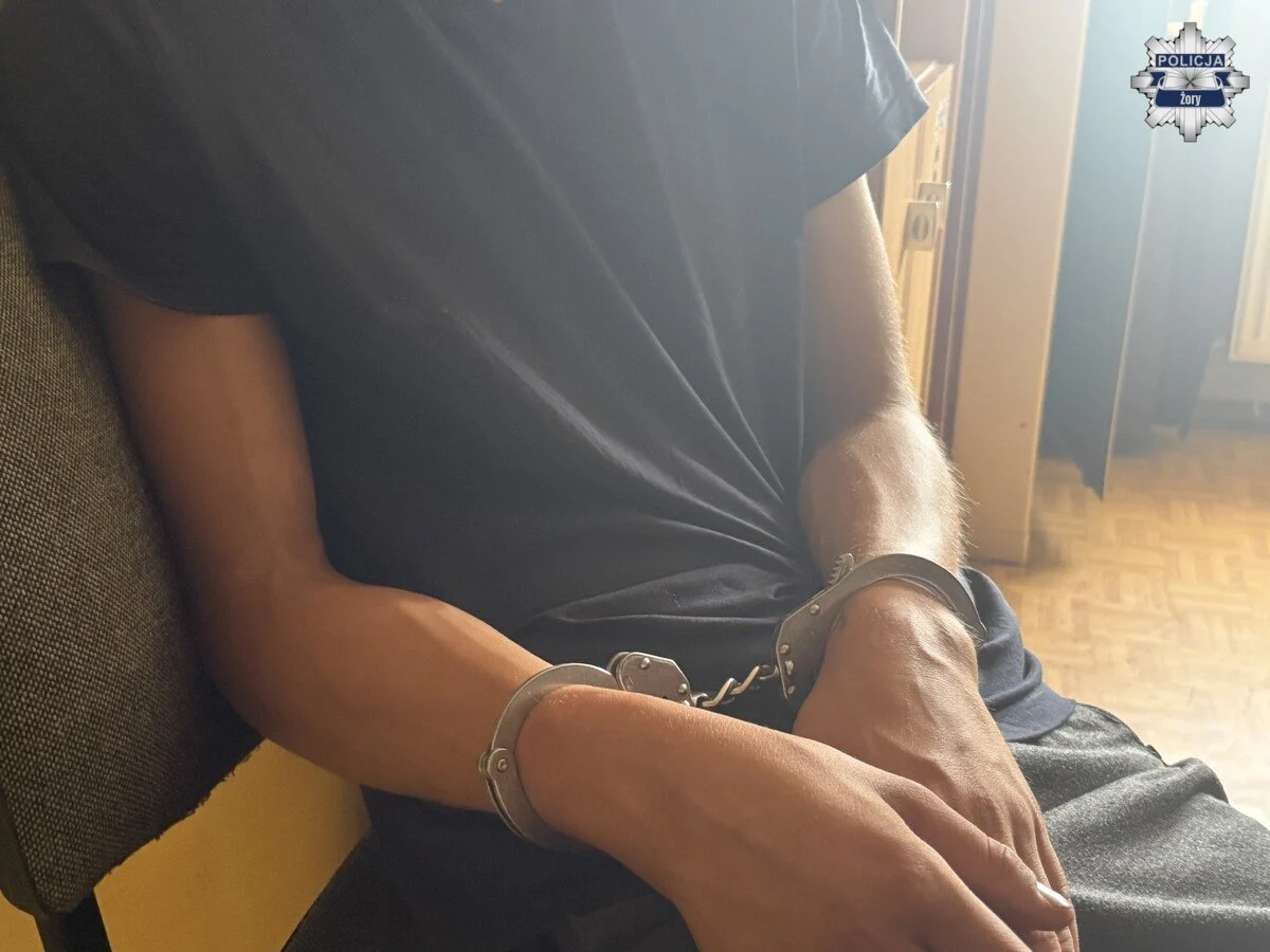 Włamał się do altany i zasnął w środku. Policjanci obudzili 22-latka