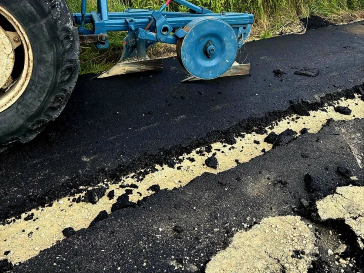 Ciągnikiem zaorał świeżo położony asfalt w Gliwicach. Straty? Około 400 tys. zł!