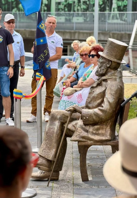 Historia wróciła do Świętochłowic. Książę Guido na pamiątkowej ławeczce / fot. Daniel Beger FB
