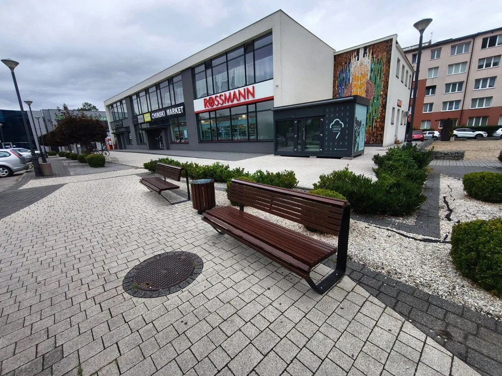 Orzesze zmienia swoją przestrzeń. Nowe ławki, kosze i urządzenia dla dzieci
