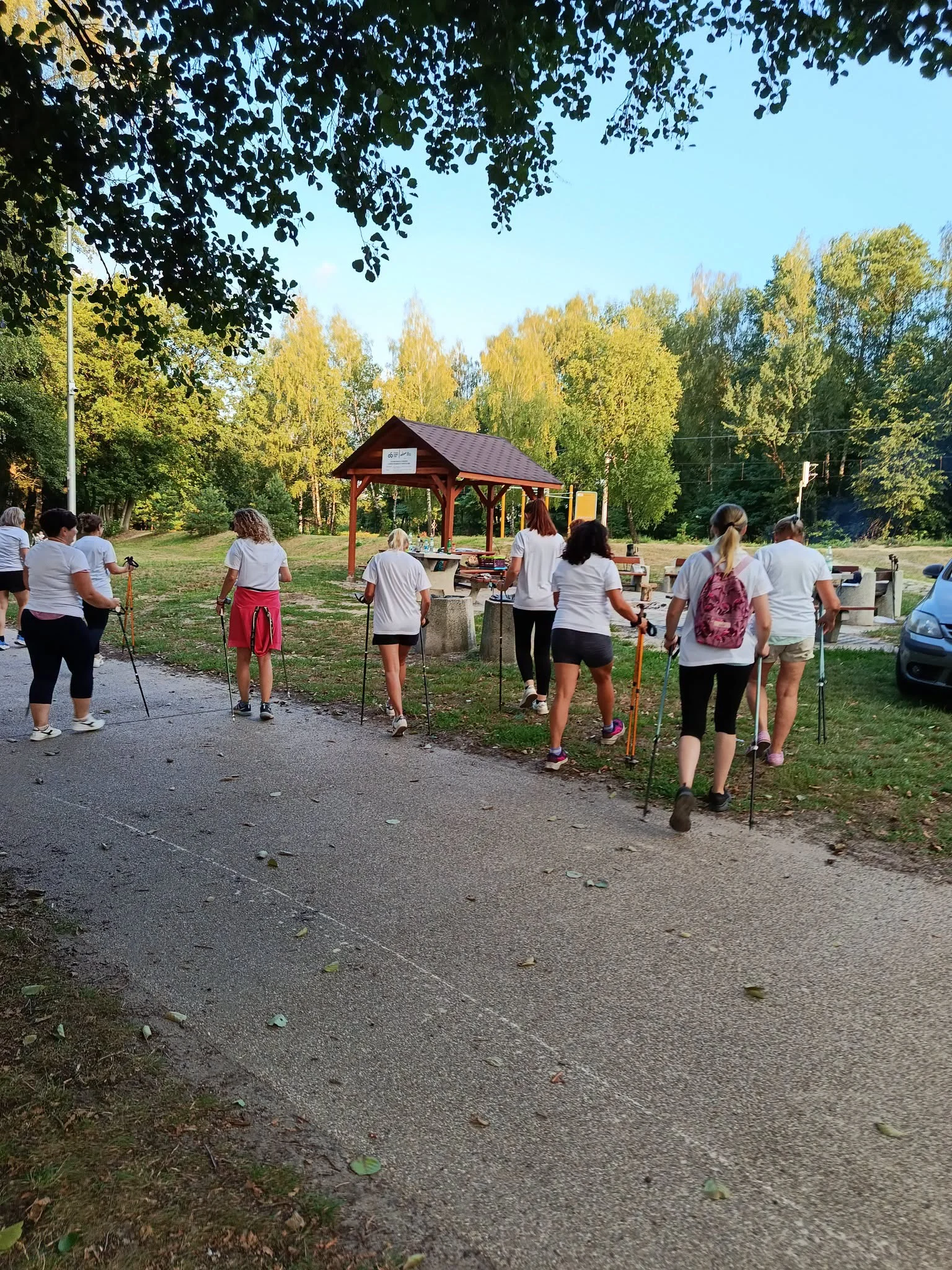 Nordic Walking w Żorach. 17 uczestników pokonało około 30 kilometrów / fot. MOSiR Żory