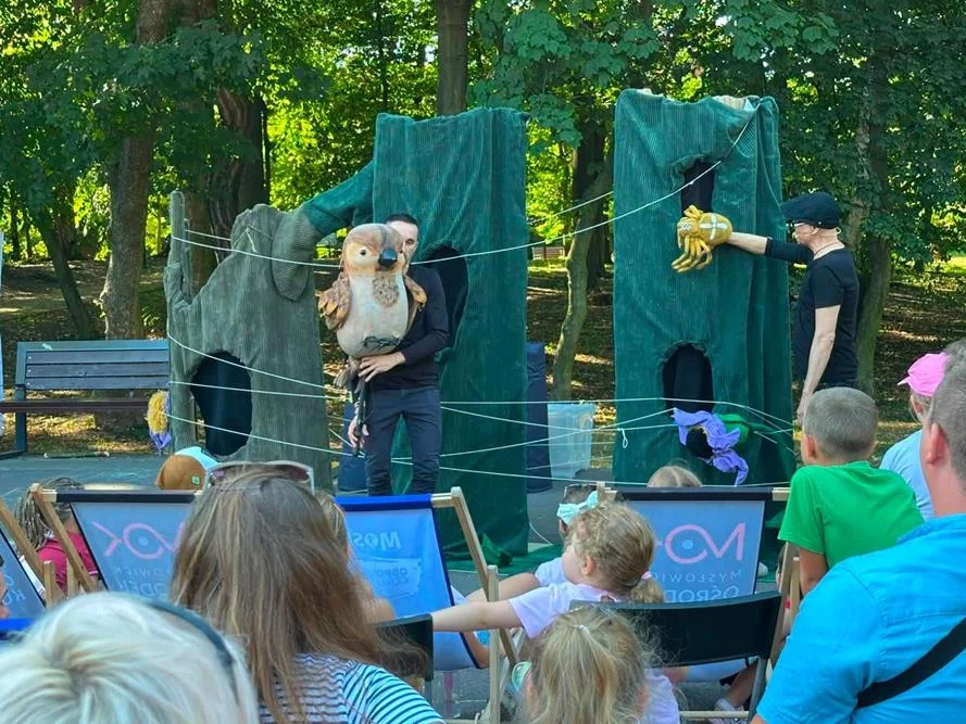 Teatr zawitał do Parku Zamkowego. Najmłodsi mieszkańcy bawili się razem z O!TEATREM