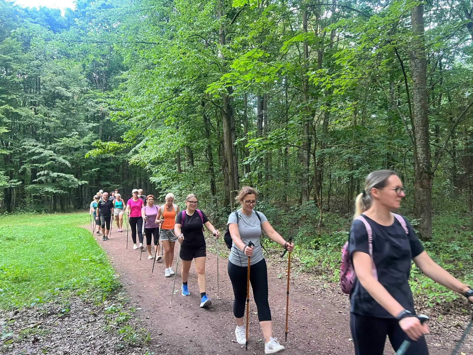 Nordic Walking w Żorach. 17 uczestników pokonało około 30 kilometrów / fot. MOSiR Żory