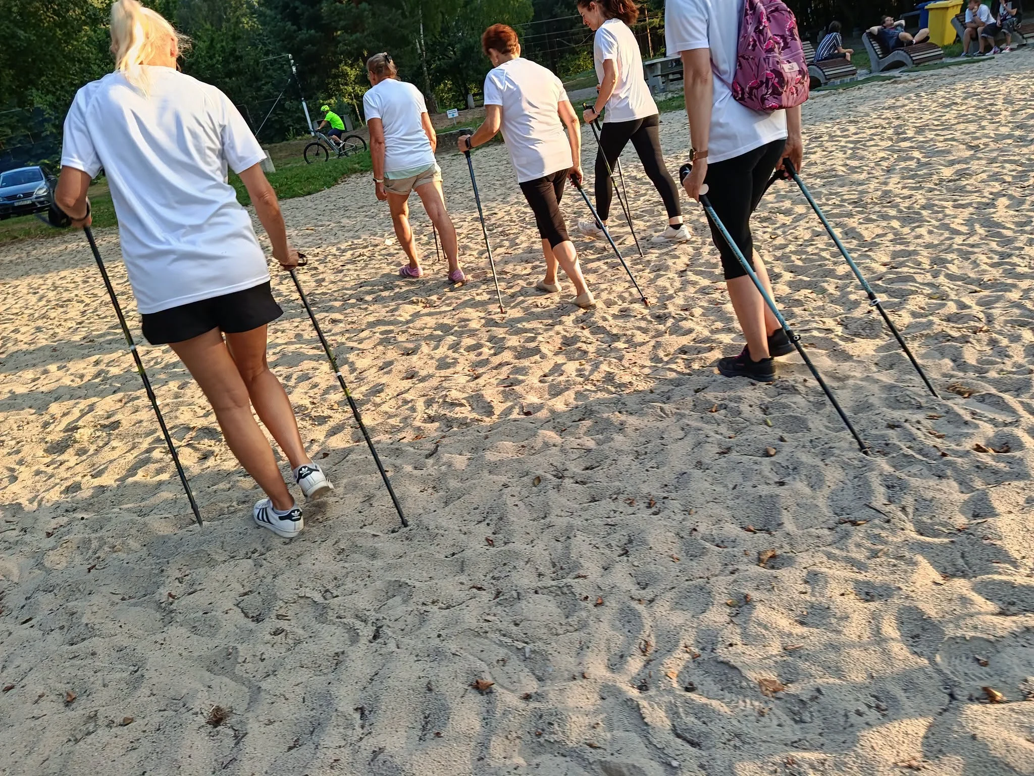 Nordic Walking w Żorach. 17 uczestników pokonało około 30 kilometrów / fot. MOSiR Żory