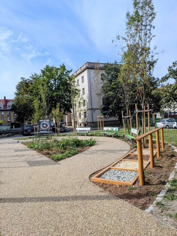 Nowe oblicze Placu Kopernika w Pyskowicach. Zieleń, edukacja i wypoczynek / fot. UM Pyskowice FB
