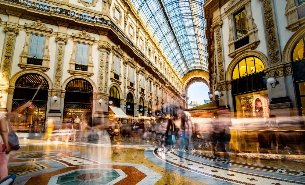 Galleria Vittorio Emanuele II Mediolan shutterstock_1580920666