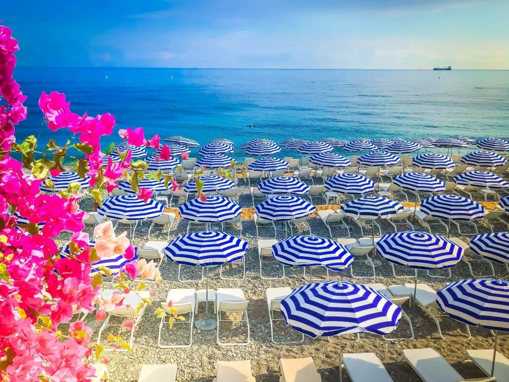 Plaża Nicea shutterstock_2299509711