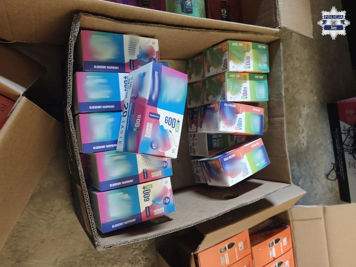 Ponad 2000 nielegalnych e-papierosów w Żorach. Policja zatrzymała 25-latka (8)
