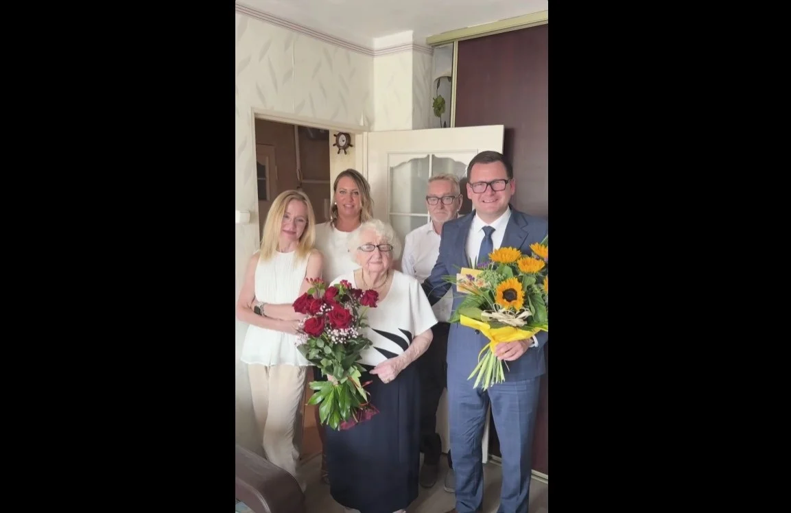Pani Helena z Chorzowa skończyła 100 lat. Prezydent odwiedził jubilatkę